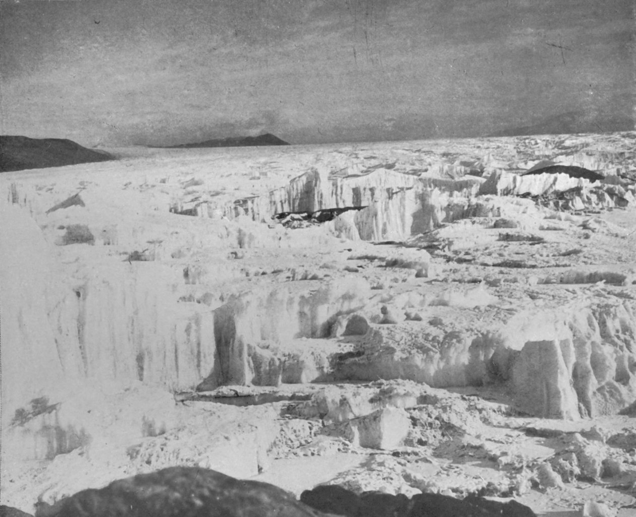 نهر Koettlitz الجليدي ، شمال جزيرة هيلد مباشرةً ، يعرض قمة الجليد ، إلخ c1911 ، 1913 بواسطة فرانك دبنهام