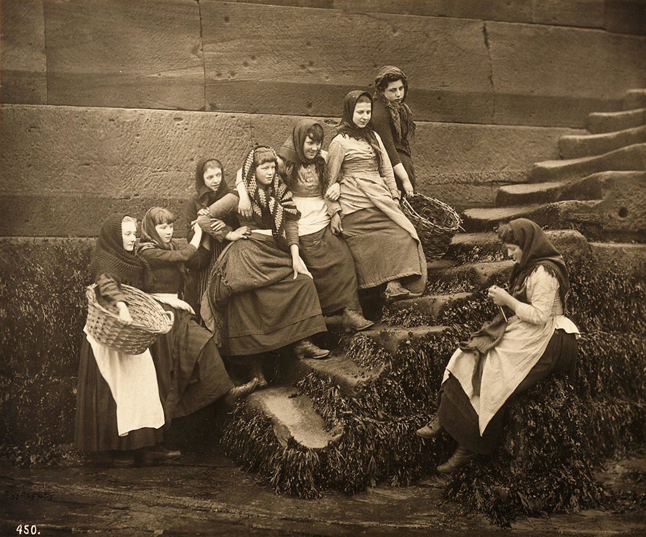 نساء ينتظرن أيام الصيد ، ويتبي هاربور ، شمال يوركشاير ، c.1899 بواسطة فرانك ميدو ساتكليف
