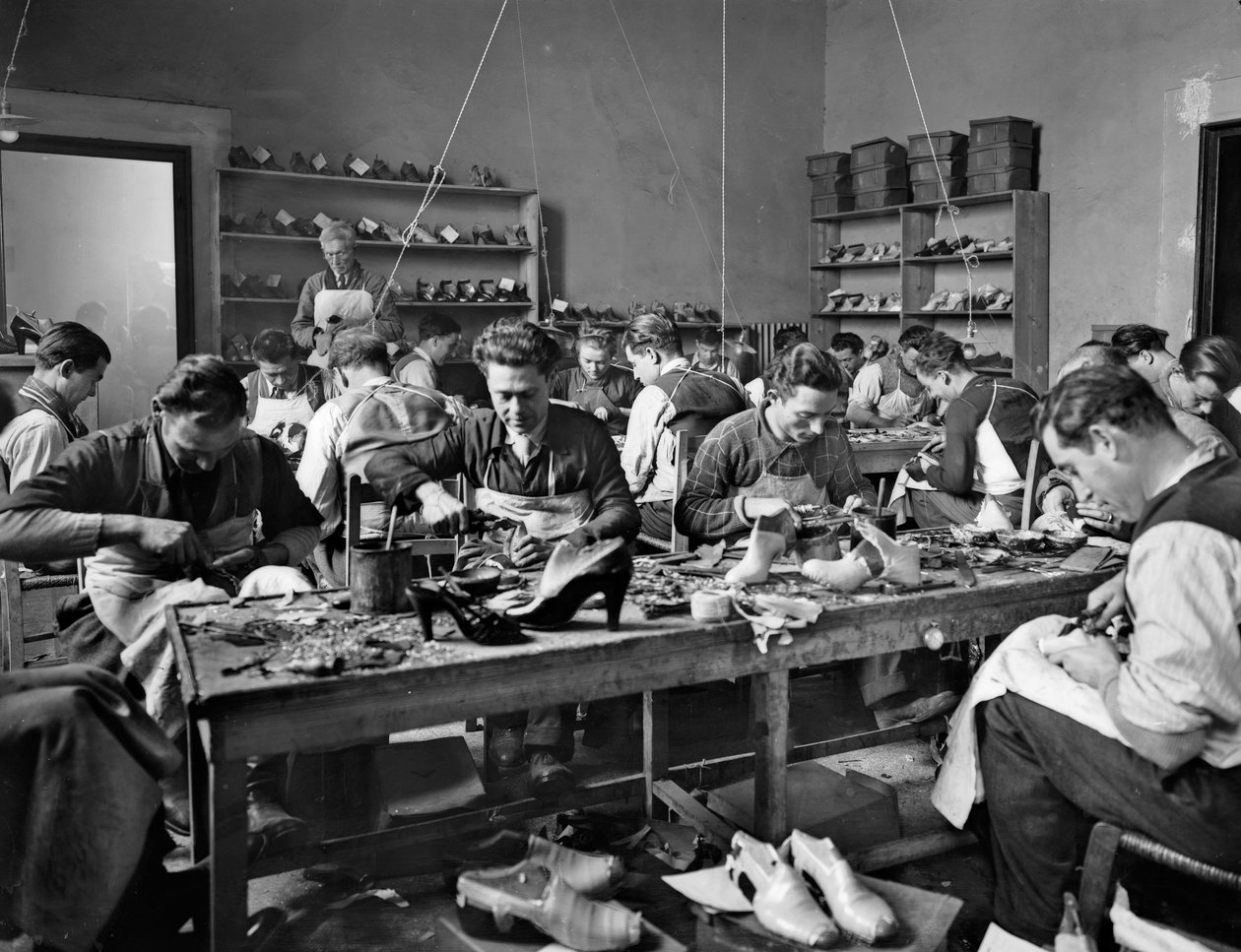 حرفيون في العمل في استوديو مصمم الأحذية والمصنع Ferragamo في Palazzo Feroni ، فلورنسا ، 1937 (لوحة زجاجية) بواسطة فراتيلي Alinari فراتيلي Alinari
