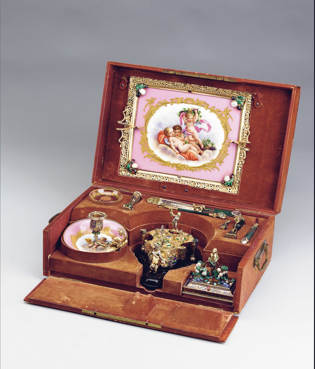 Napoleon III Case Necessarie de Bureau ، حوالي 1864-66 (الفضة المطلية بالمينا ، الفضة المذهبة ، حجر الدم ، الخزف على طراز Sevres والأحجار شبه الكريمة) (انظر أيضًا 1065856-9) بواسطة فريدريك جول و Wiese Jules Rudolphi