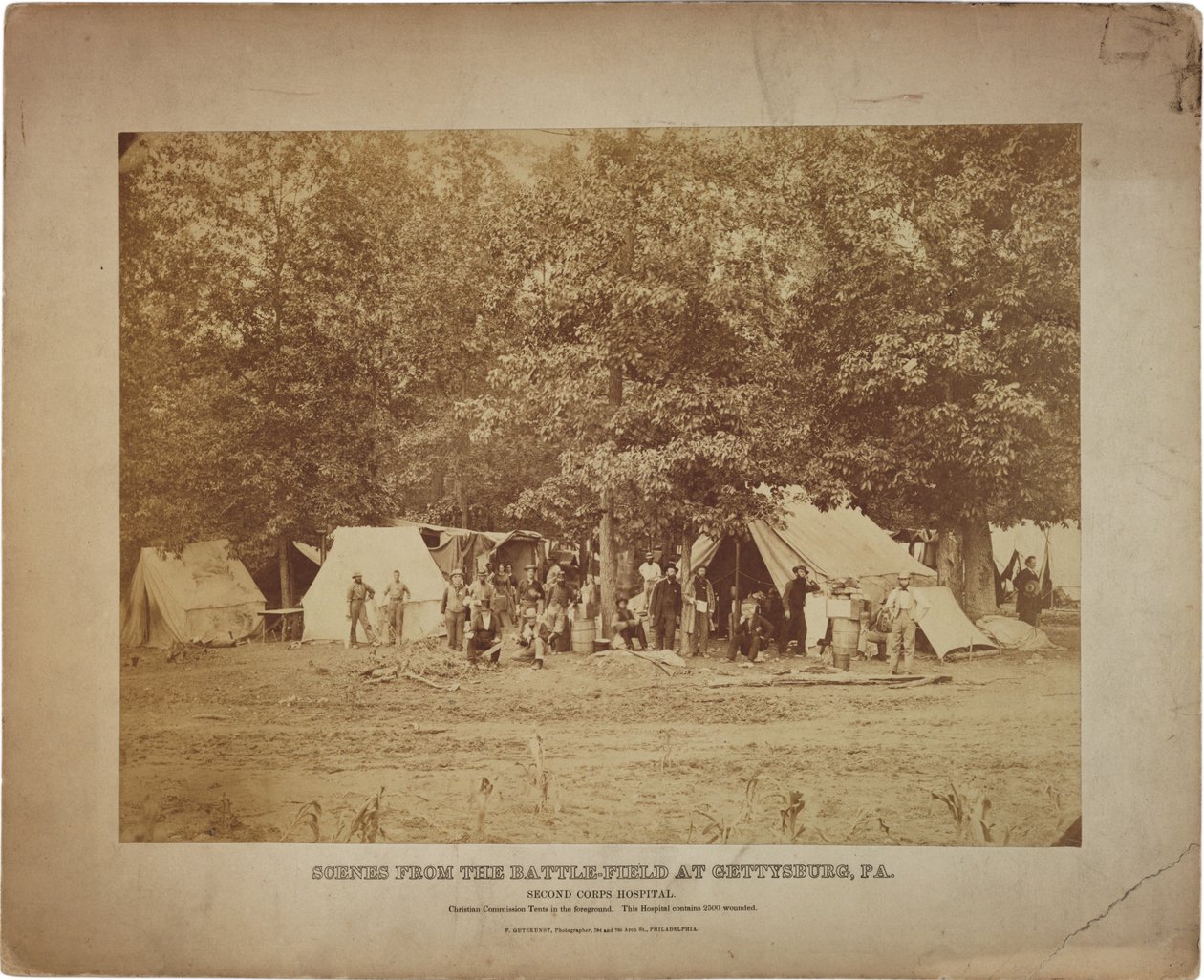 مستشفى فيلق الاتحاد الثاني الميداني ، جيتيسبيرغ ، بنسلفانيا. c.9-11 يوليو 1863 (صورة بني داكن) بواسطة فريدريك جوتكونست