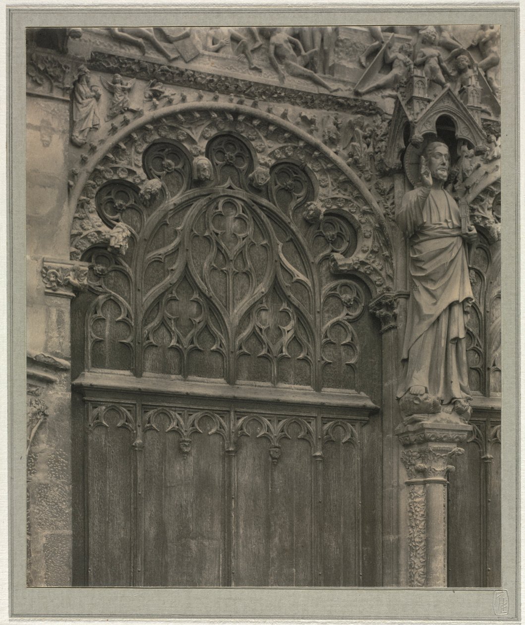 كاتدرائية بورجيه: Crypt Under Nave، c. 1900. بواسطة فريدريك هنري إيفانز