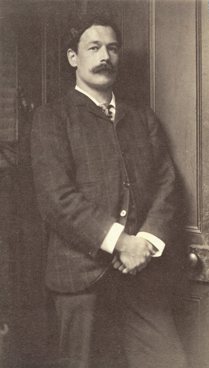 هنري سكوت توك (1858-1929) (بني داكن) بواسطة فريدريك هوليير