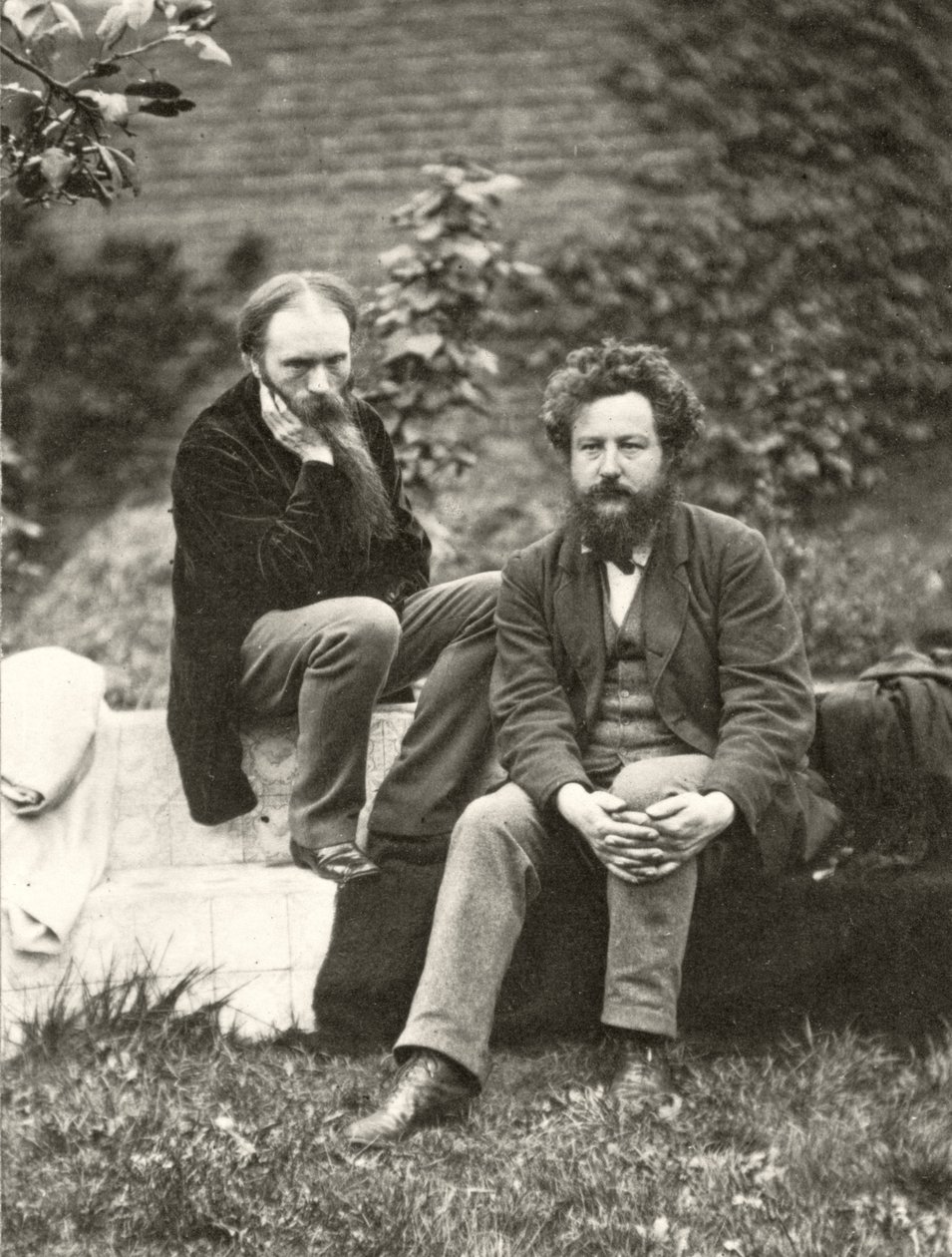 صورة شخصية للسير إدوارد بيرن جونز (1833-1898) وويليام موريس (1834-1896) بواسطة فريدريك هولير (1837-1933) (بني داكن) بواسطة فريدريك هوليير