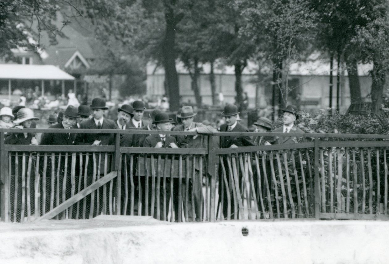 ملك إيطاليا ، فيكتور عمانويل الثالث ، يزور حديقة حيوان لندن عام 1924 بواسطة فريدريك وليام بوند