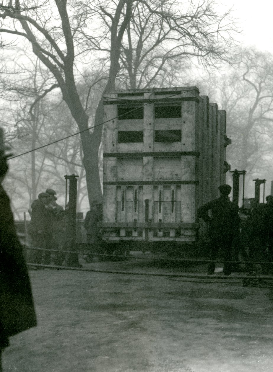 نقل أنثى الفيل الآسيوي لوكي ، في صندوق خشبي ، حديقة حيوان لندن ، 1923 بواسطة فريدريك وليام بوند
