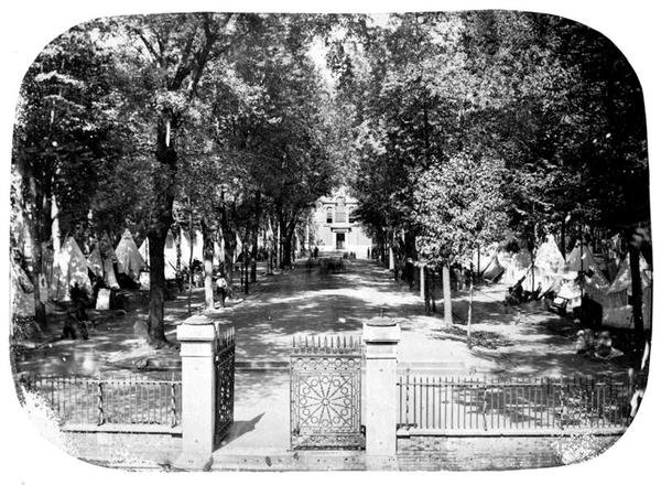 استقلال معسكر في قاعة الاستقلال ، حوالي عام 1860 (صورة بالأبيض والأسود) بواسطة فريدريك دي بور ريتشاردز
