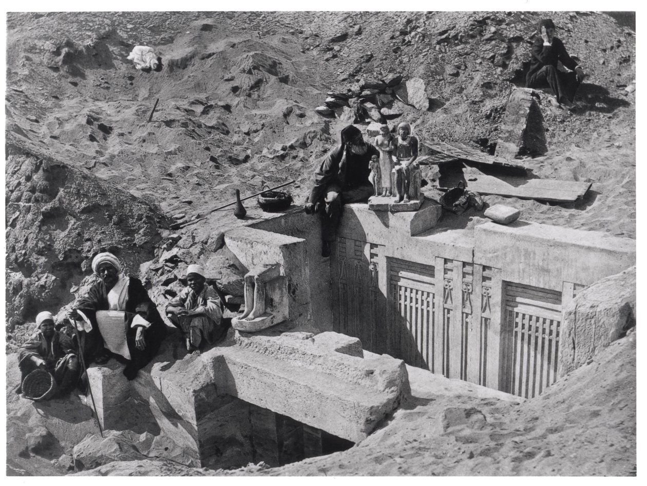 أوغست مارييت (1821-1881) جالسًا على مصطبة أثناء الحفريات في سقارة ، من رحلة فوج لا هوت مصر ، نُشر عام 1878 بواسطة مصور فرنسي