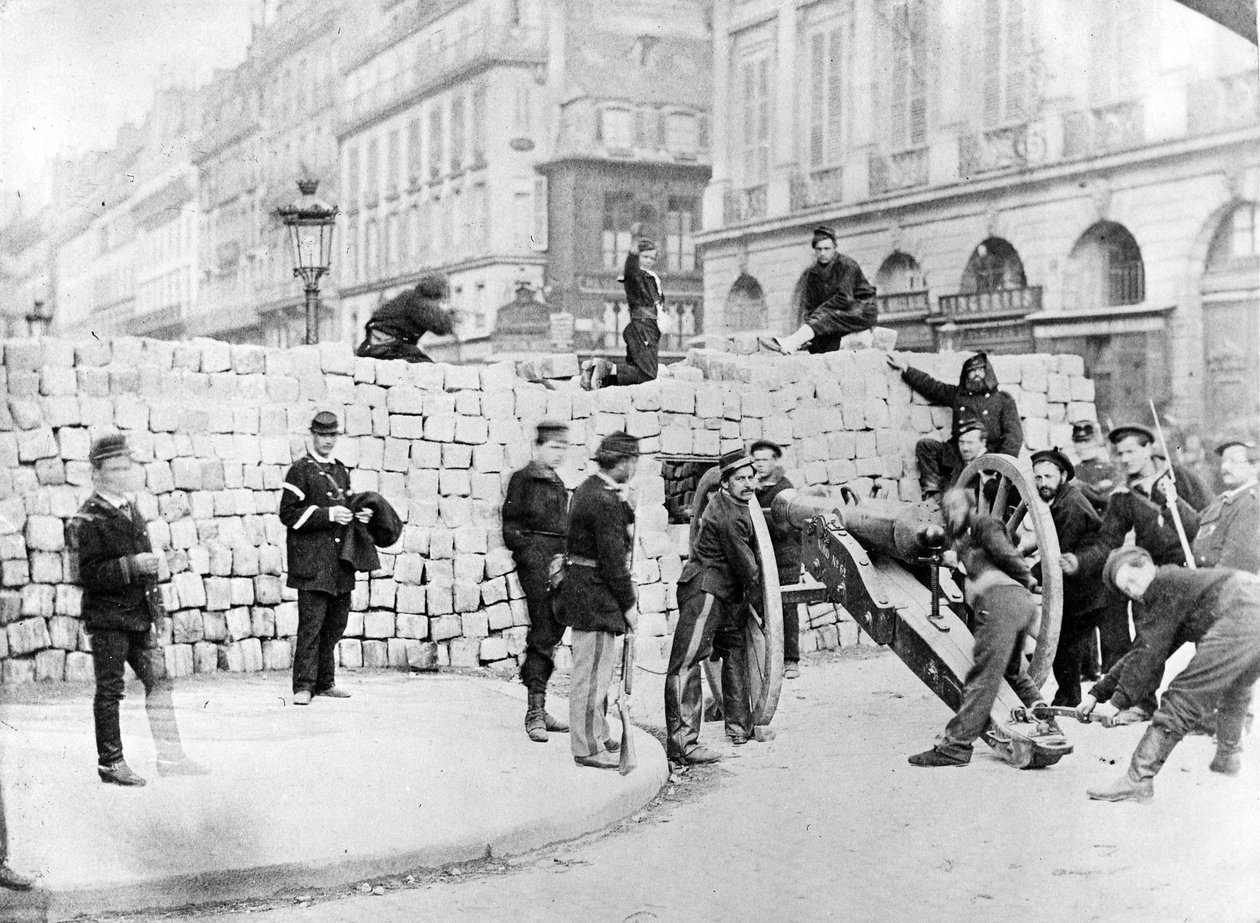 المتراس والجنود في ساحة فاندوم خلال حصار باريس ، 1870 بواسطة مصور فرنسي