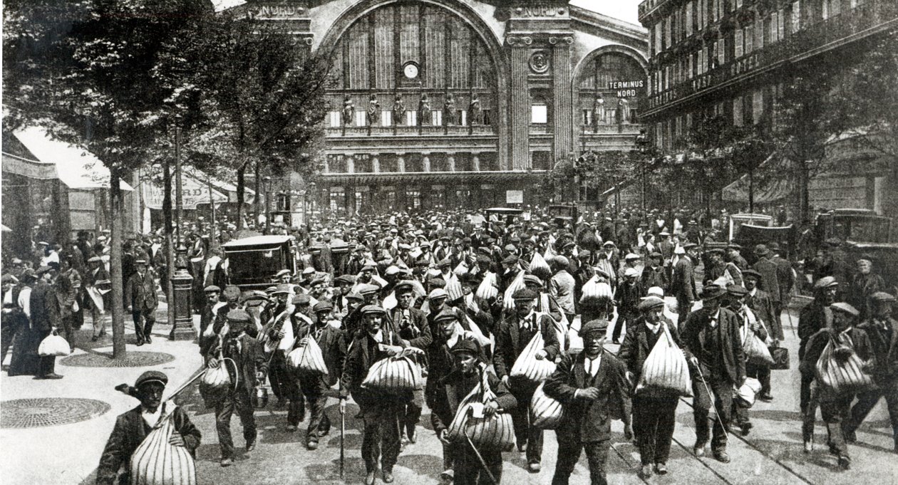 البلجيكيون واللاجئون من المناطق الغازية الذين وصلوا إلى باريس في Gare du Nord ، 1914 بواسطة مصور فرنسي