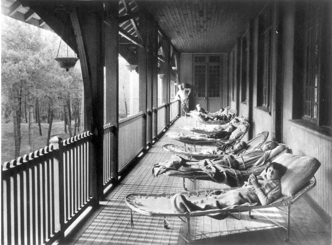 أطفال في منزل نقاهة في فوج ، من كتيب لـ LEnfance Cooperative، c.1930 بواسطة مصور فرنسي