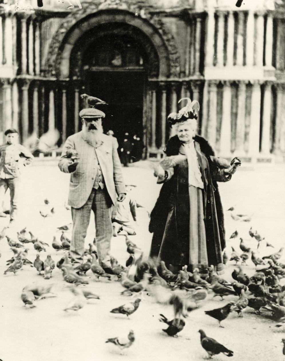 كلود مونيه (1840-1926) وزوجته أليس (1844-1911) ساحة سانت ماركس ، البندقية ، أكتوبر 1908 بواسطة مصور فرنسي