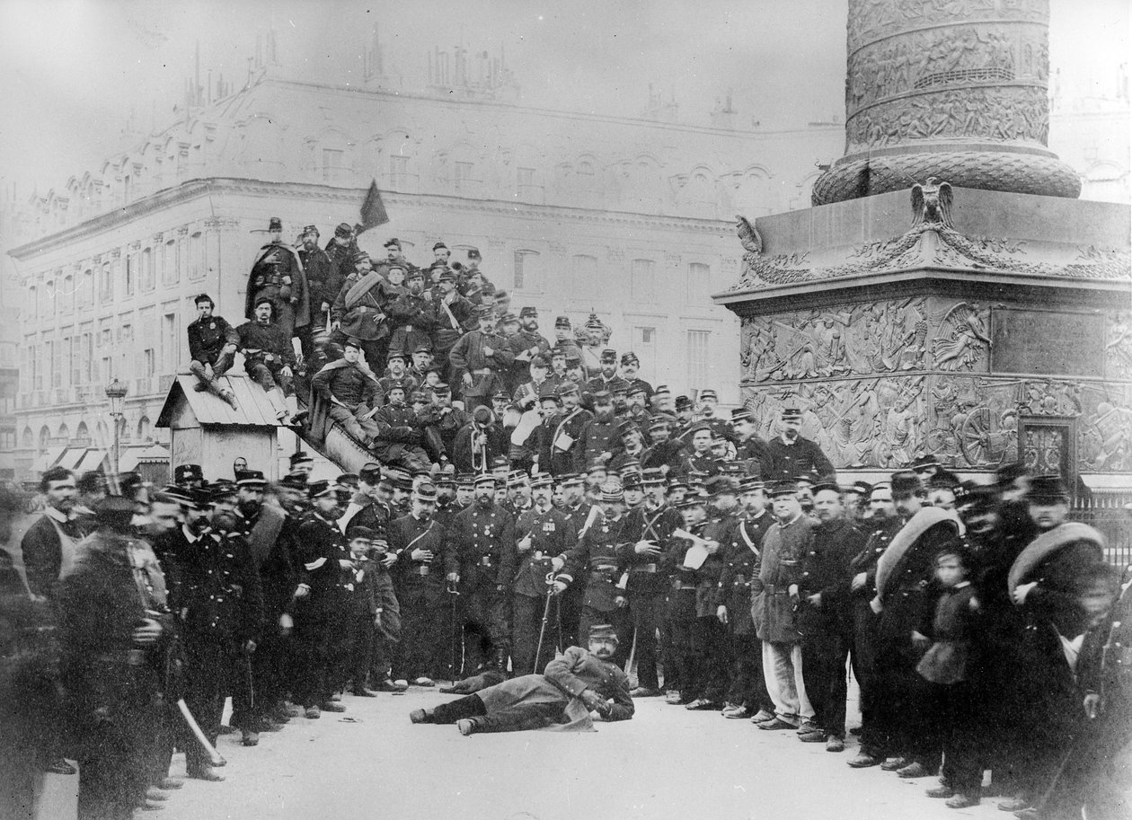 الكوميونات في مكان فاندوم خلال كومونة باريس ، 1871 بواسطة مصور فرنسي