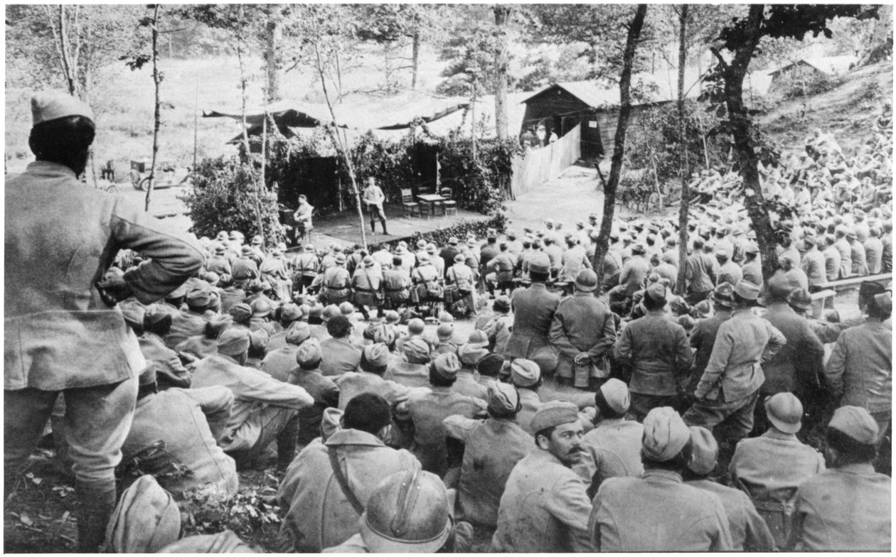 حفلة موسيقية في Mauffrecourt قبل الذهاب إلى الخنادق ، 15 يوليو 1916 بواسطة مصور فرنسي
