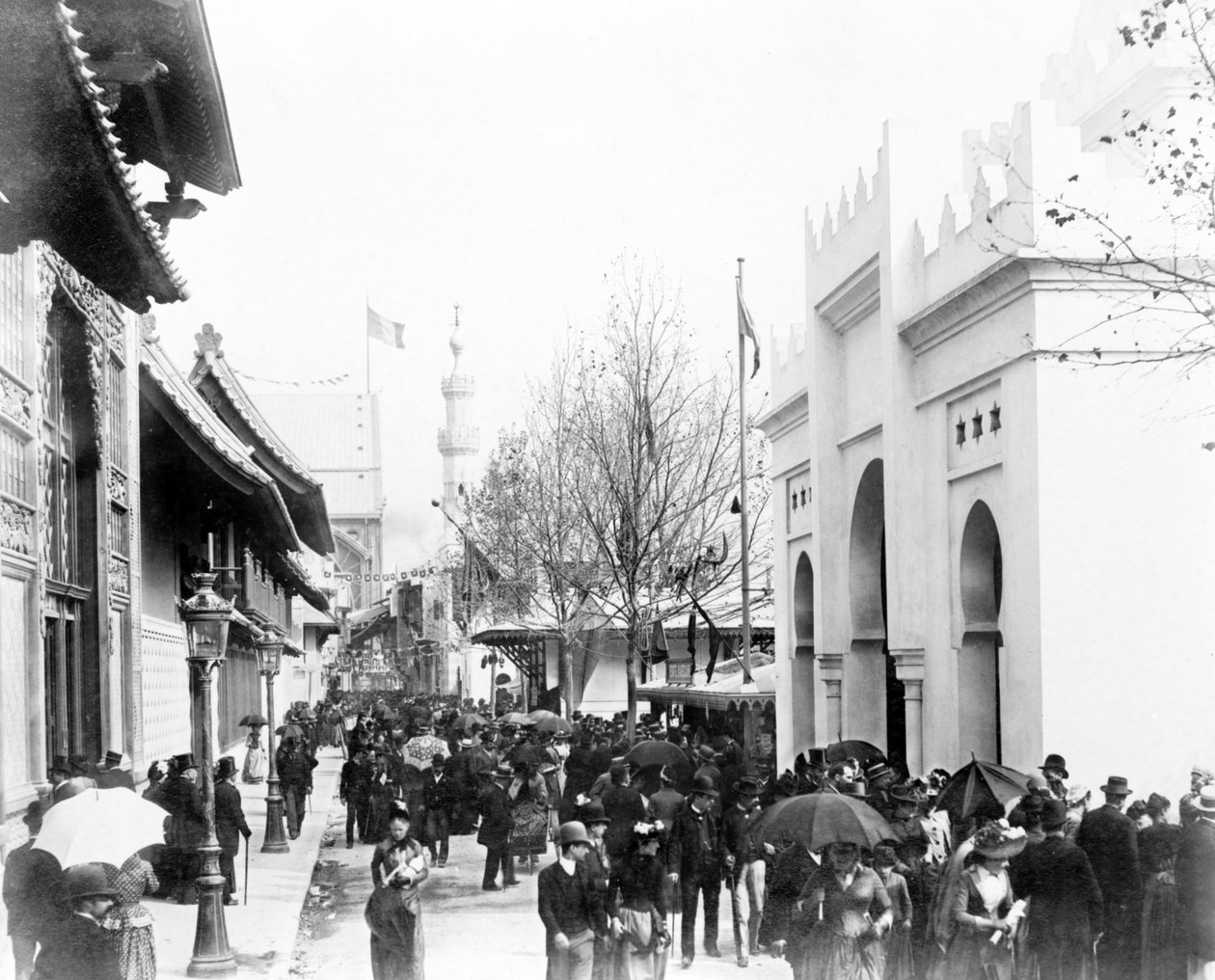 حشد يسير في شارع في القاهرة ، معرض باريس ، 1889 بواسطة مصور فرنسي