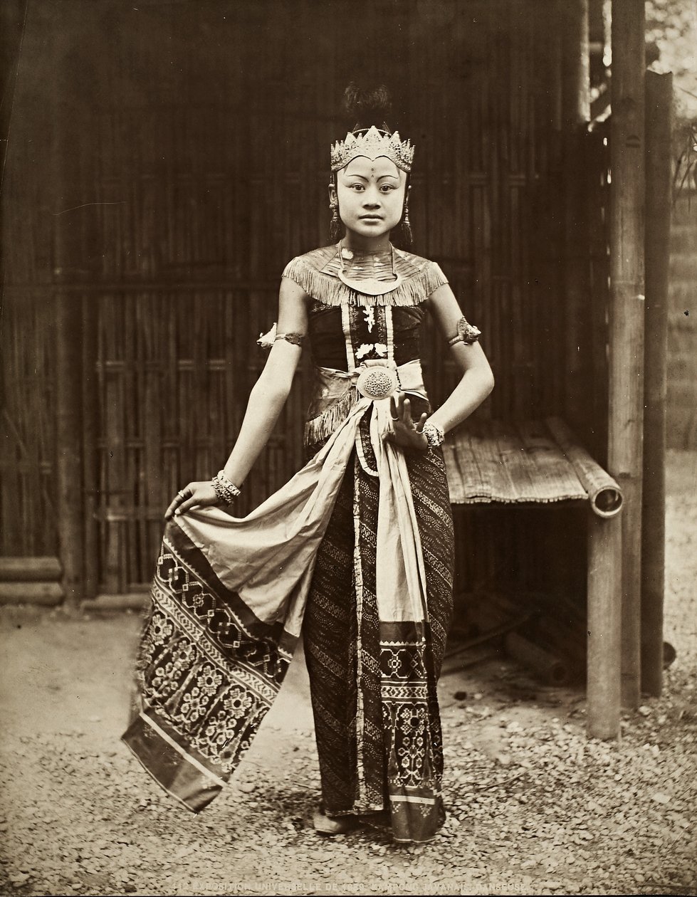 راقصة في القرية الجاوية ، معرض يونيفرسال ، باريس ، 1889 (طبعة زخرفية) بواسطة مصور فرنسي