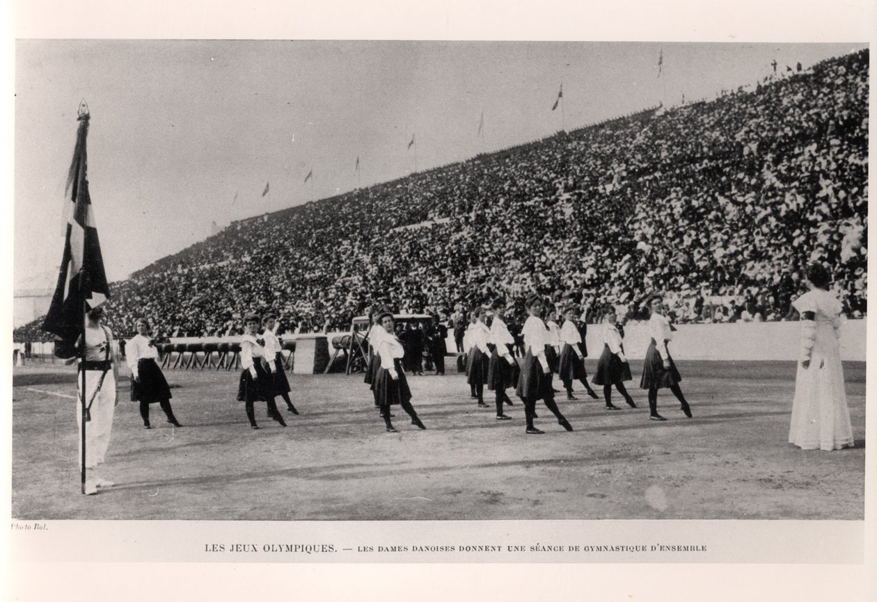 النساء الدنماركيات يقدمن عرضًا لجلسة الجمباز الجماعي في أولمبياد أثينا ، من Les Sports Modernes ، 1906 بواسطة مصور فرنسي