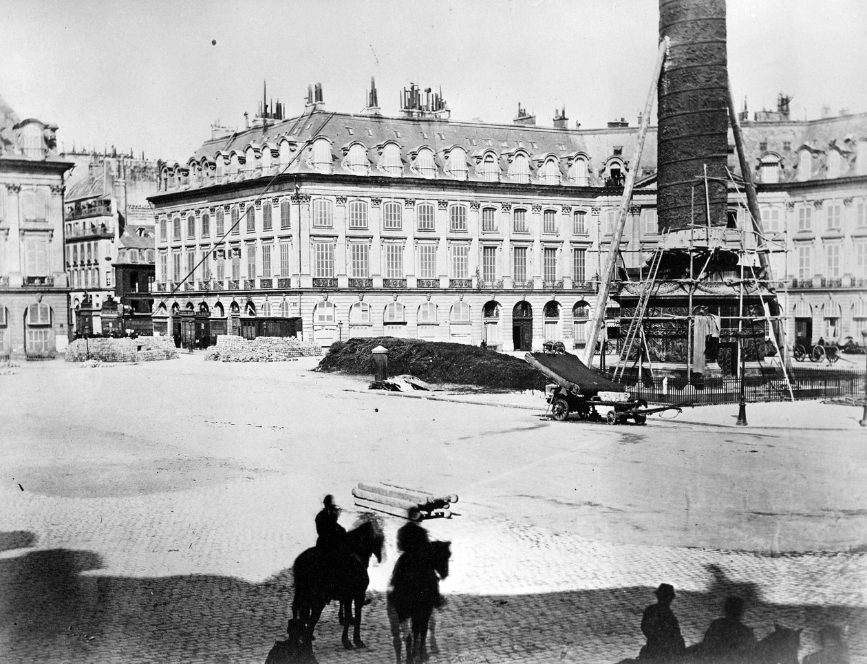 تفكيك عمود فاندوم ، 1871 بواسطة مصور فرنسي