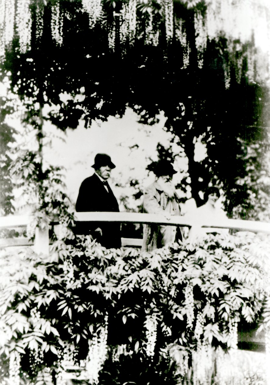 جورج كليمنصو (1841-1929) كلود مونيه (1841-1926) وأليس بتلر (1894-1949) على الجسر الياباني في حديقة مونيتس ، جيفيرني ، 1921 بواسطة مصور فرنسي