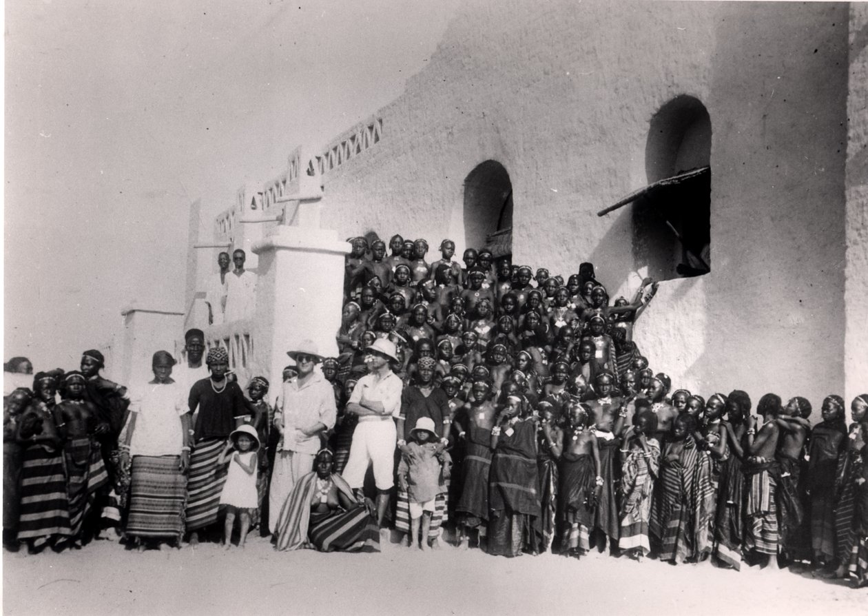 مجموعة من الفتيات الصغيرات أمام مقر الإقامة في فيلينج بالقرب من نيامي ، النيجر ، 1929 بواسطة مصور فرنسي