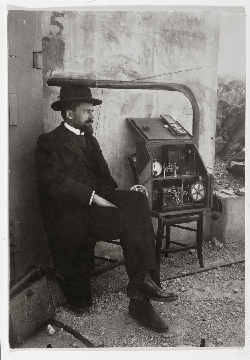 غوستاف فيري بجانب أول آلة TSF ، c.1900 بواسطة مصور فرنسي