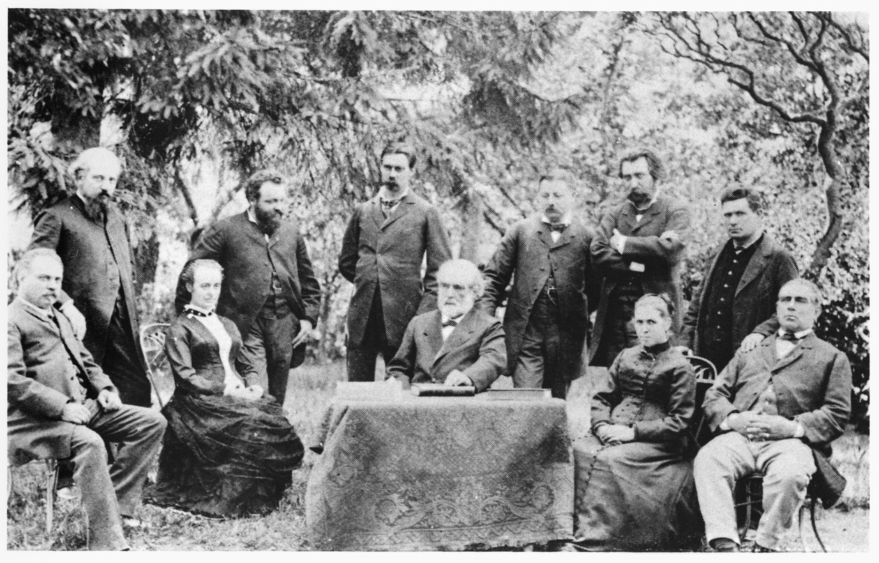 جان بابتيست أندريه غودين (1817-1888) مع أعضاء الاجتماع الأول لإدارة عائلة جويس ، 1885 بواسطة مصور فرنسي