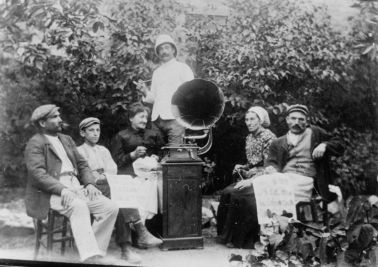 الاستماع إلى الجرامفون بالقرب من بيزيرز ، ج. 1910 بواسطة مصور فرنسي