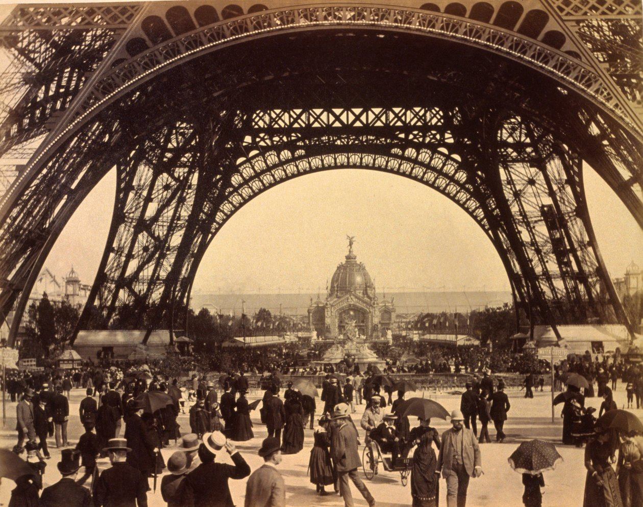 النظر من خلال قاعدة برج إيفل ، عرض نحو القبة المركزية ، معرض باريس ، 1889 (صورة بني داكن) بواسطة مصور فرنسي