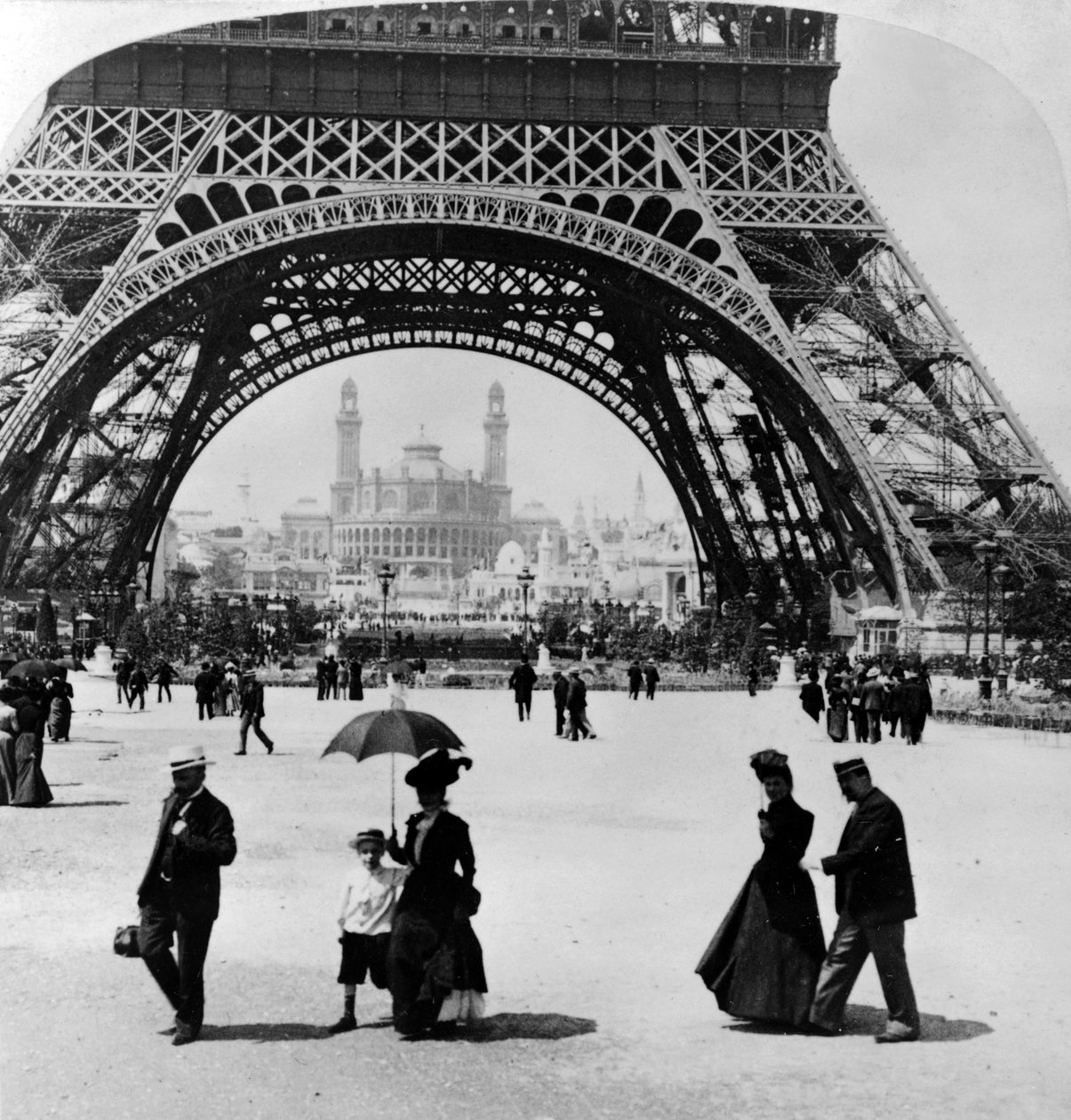 النظر من خلال قاعدة برج إيفل إلى محطة تروكاديرو والاستعمارية ، معرض باريس ، 1900 بواسطة مصور فرنسي