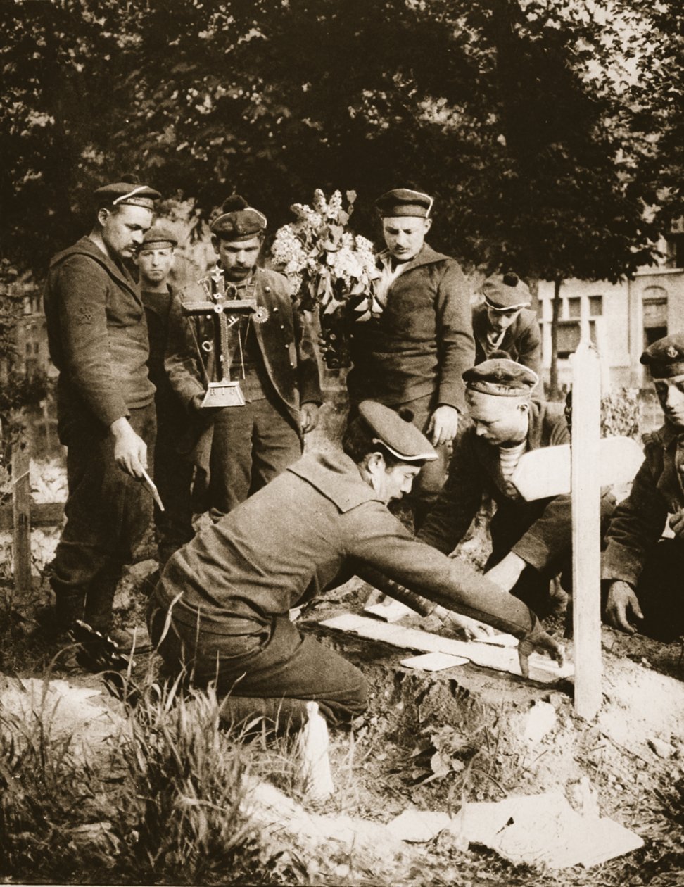 رماة السلاح البحريون يزينون قبرًا في مقبرة نيوبورت ، 1915 (صورة بني داكن) بواسطة مصور فرنسي