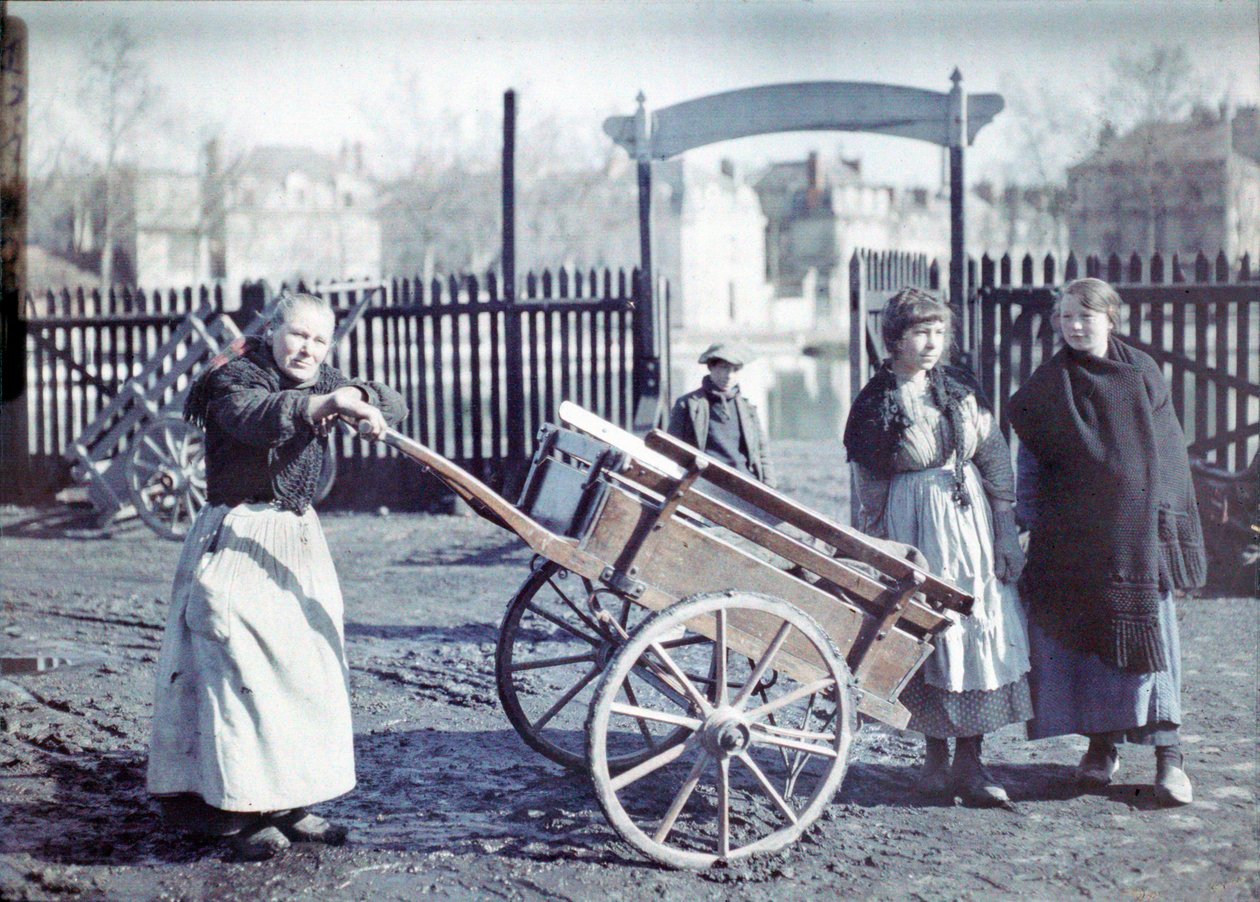 امرأة عجوز مع عربة على طريق موحل ، مع فتاتين وصبي ، فرنسا ، 1914-18 (autochrome) بواسطة مصور فرنسي