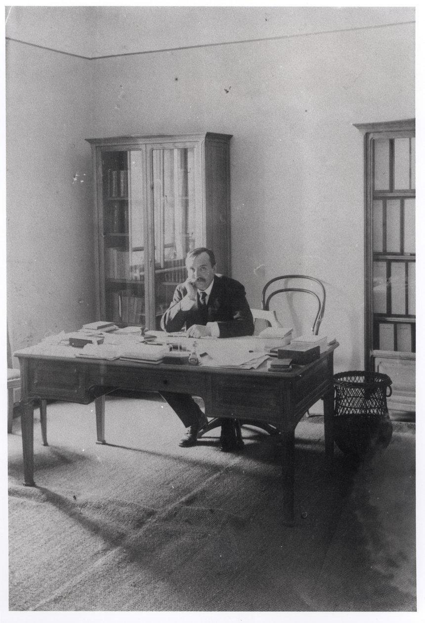 بول كلوديل (1868-1955) في مكتبه في براغ بواسطة مصور فرنسي