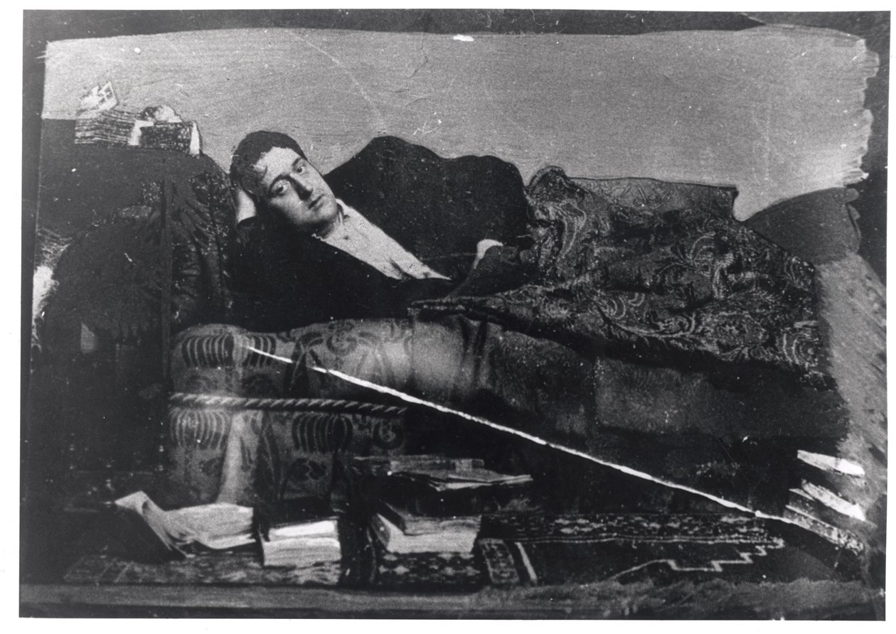 صورة غيوم أبولينير (1880-1918) مستلقية ، حوالي عام 1910 بواسطة مصور فرنسي