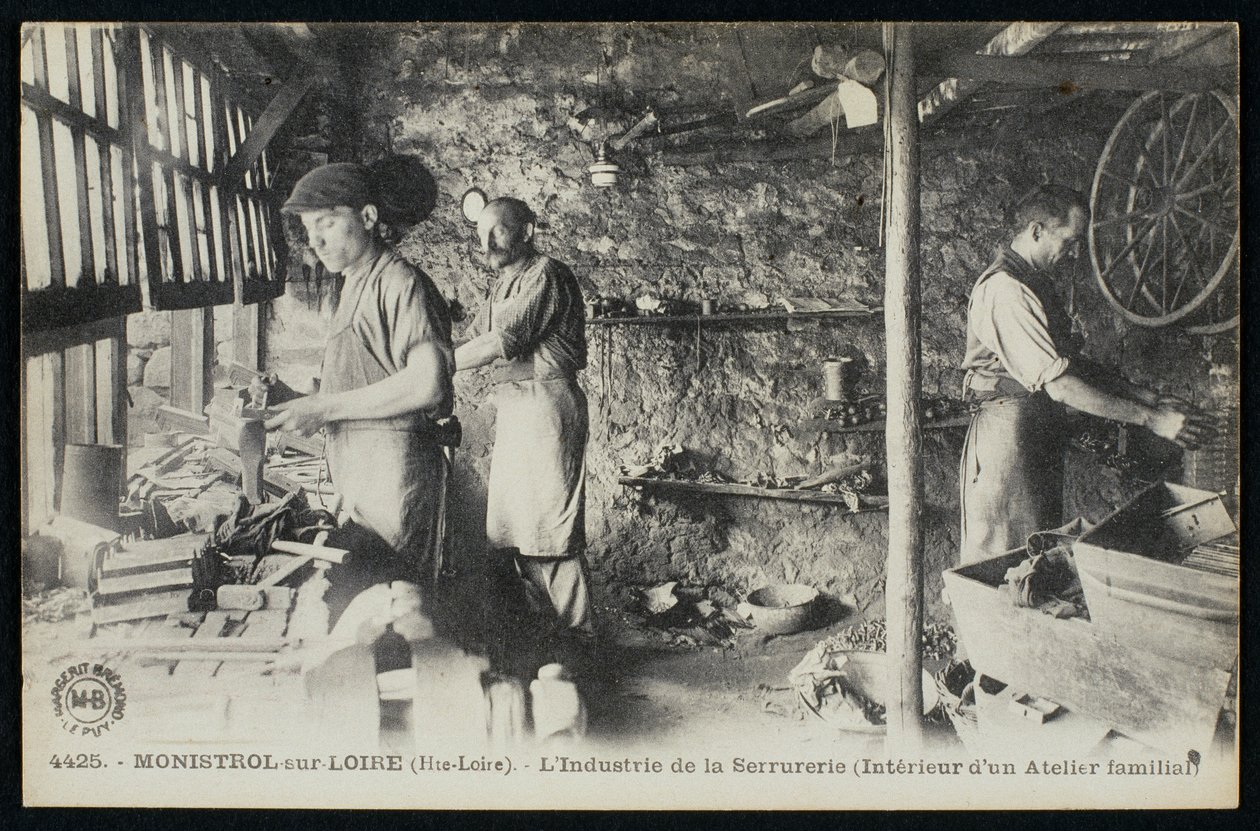 بطاقة بريدية تصور ورشة عمل لصانعي الأقفال في مونسترول سور لوار ، لو بوي أون فيلاي ، c.1900 بواسطة مصور فرنسي