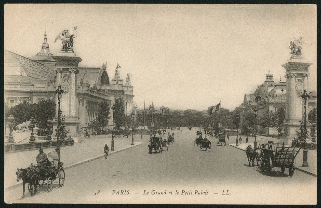 بطاقة بريدية تصور القصر الكبير وبيتيت ، باريس ، c.1900 (فوتوليثو) بواسطة مصور فرنسي