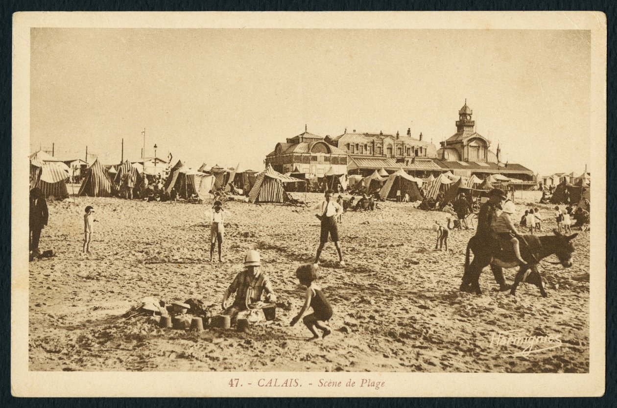 بطاقة بريدية تصور الشاطئ والكازينو في كاليه ، فرنسا ، حوالي عام 1920 بواسطة مصور فرنسي