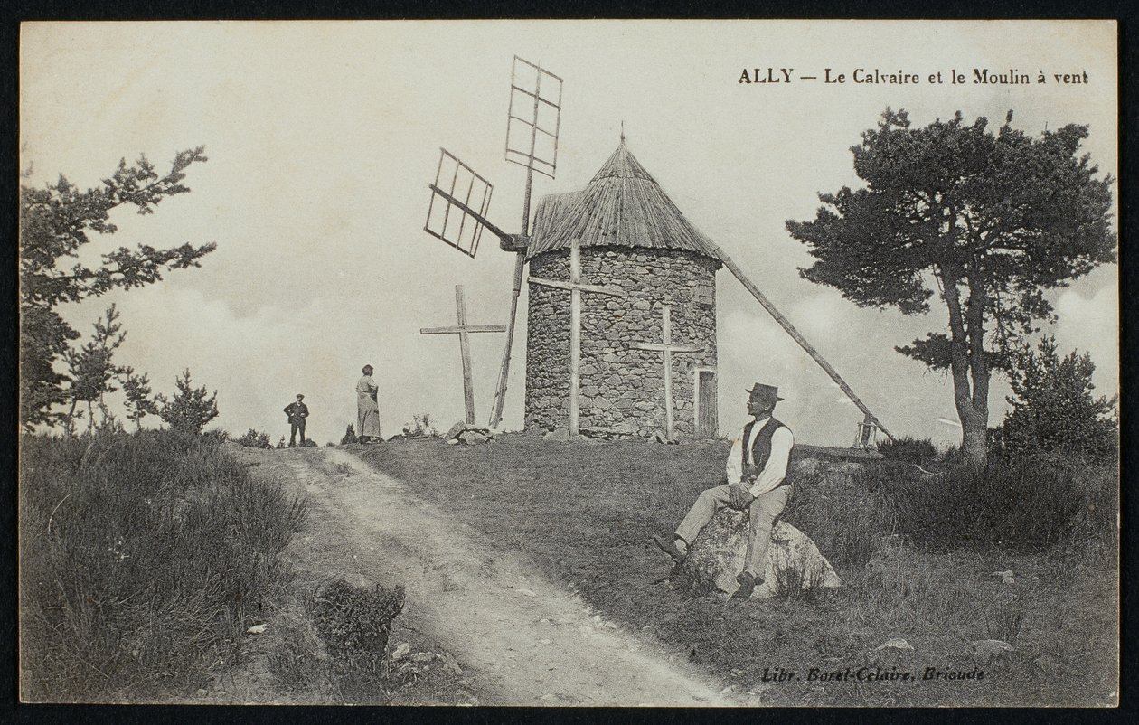 بطاقة بريدية تصور الجلجلة وطاحونة الهواء في Ally ، Le Puy-en-Velay ، c.1900 بواسطة مصور فرنسي