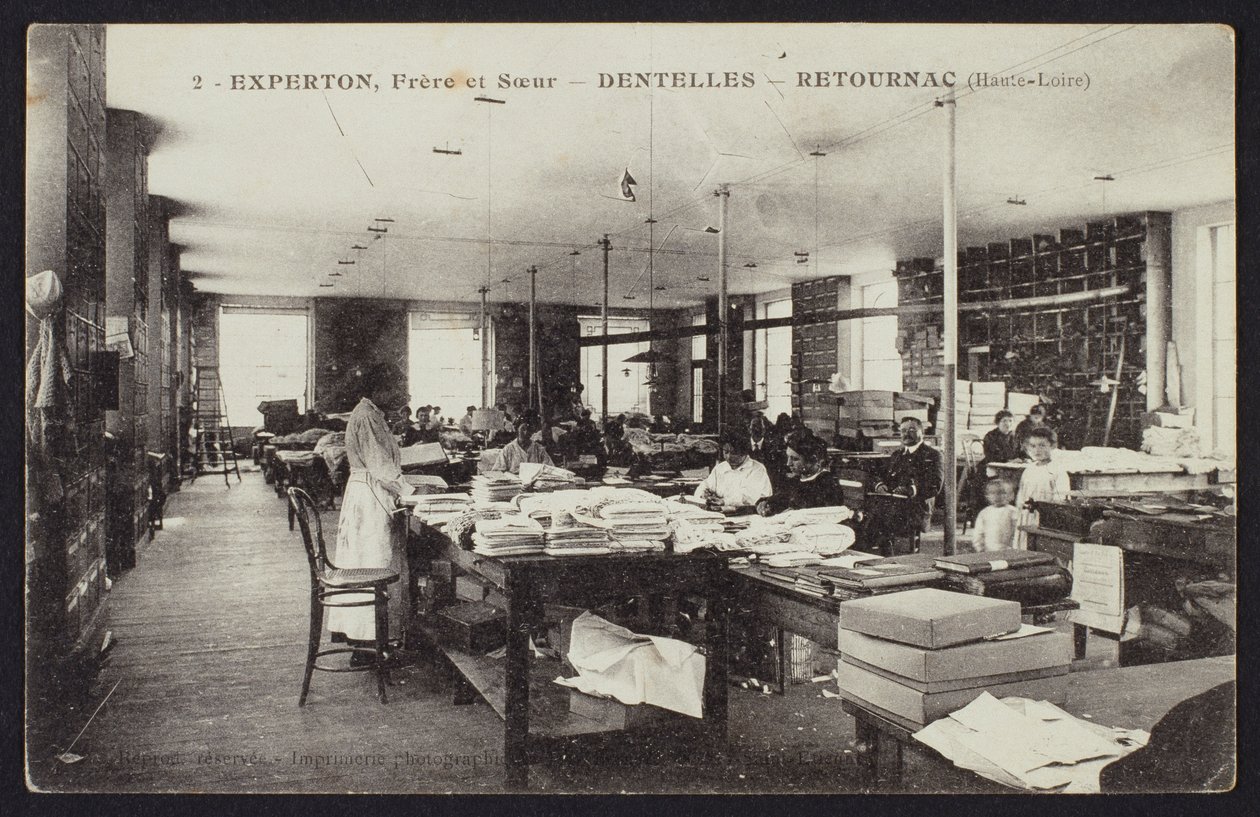 بطاقة بريدية تصور صناعة الدانتيل Experton ، Frere et Soeur ، في Retournac ، c.1900 بواسطة مصور فرنسي