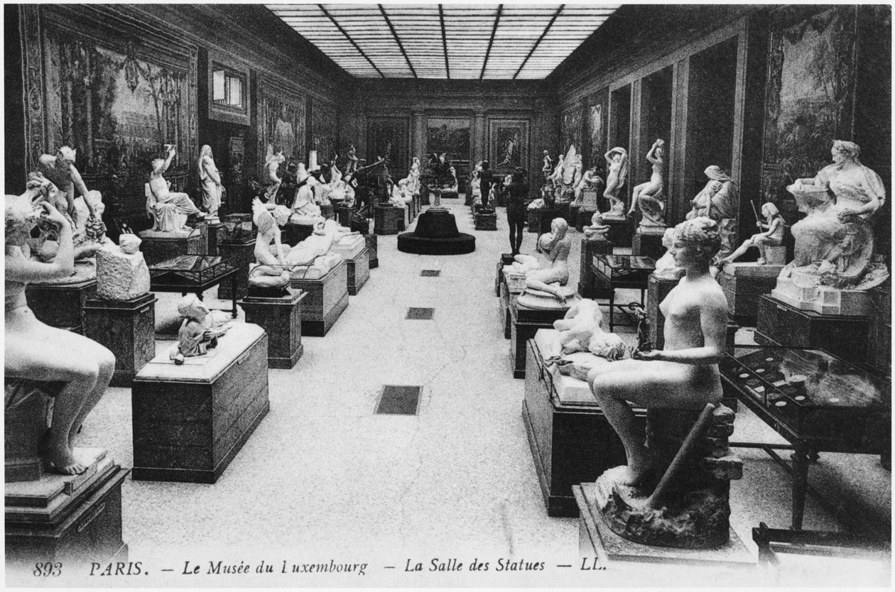 بطاقة بريدية تصور غرفة التماثيل في متحف لوكسمبورغ ، باريس ، ج .1910 بواسطة مصور فرنسي