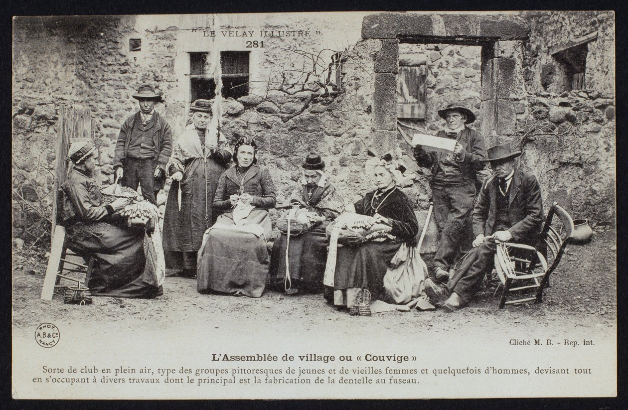 بطاقة بريدية تصور اجتماع القرويين أو Couvige ، Le Puy-en-Velay ، c.1900 بواسطة مصور فرنسي