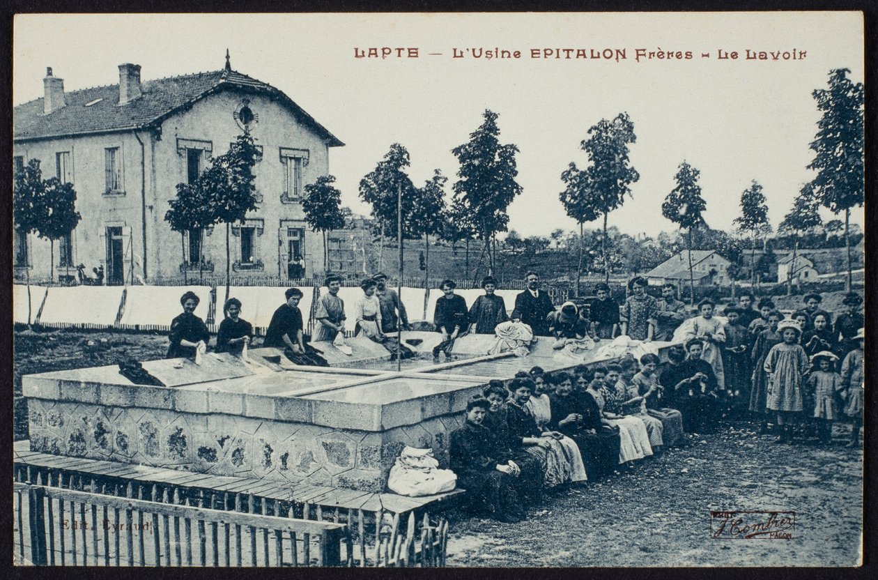 بطاقة بريدية تصور محل غسيل مصنع Epitalon Freres في لابتي ، هوت لوار ، c.1900 بواسطة مصور فرنسي