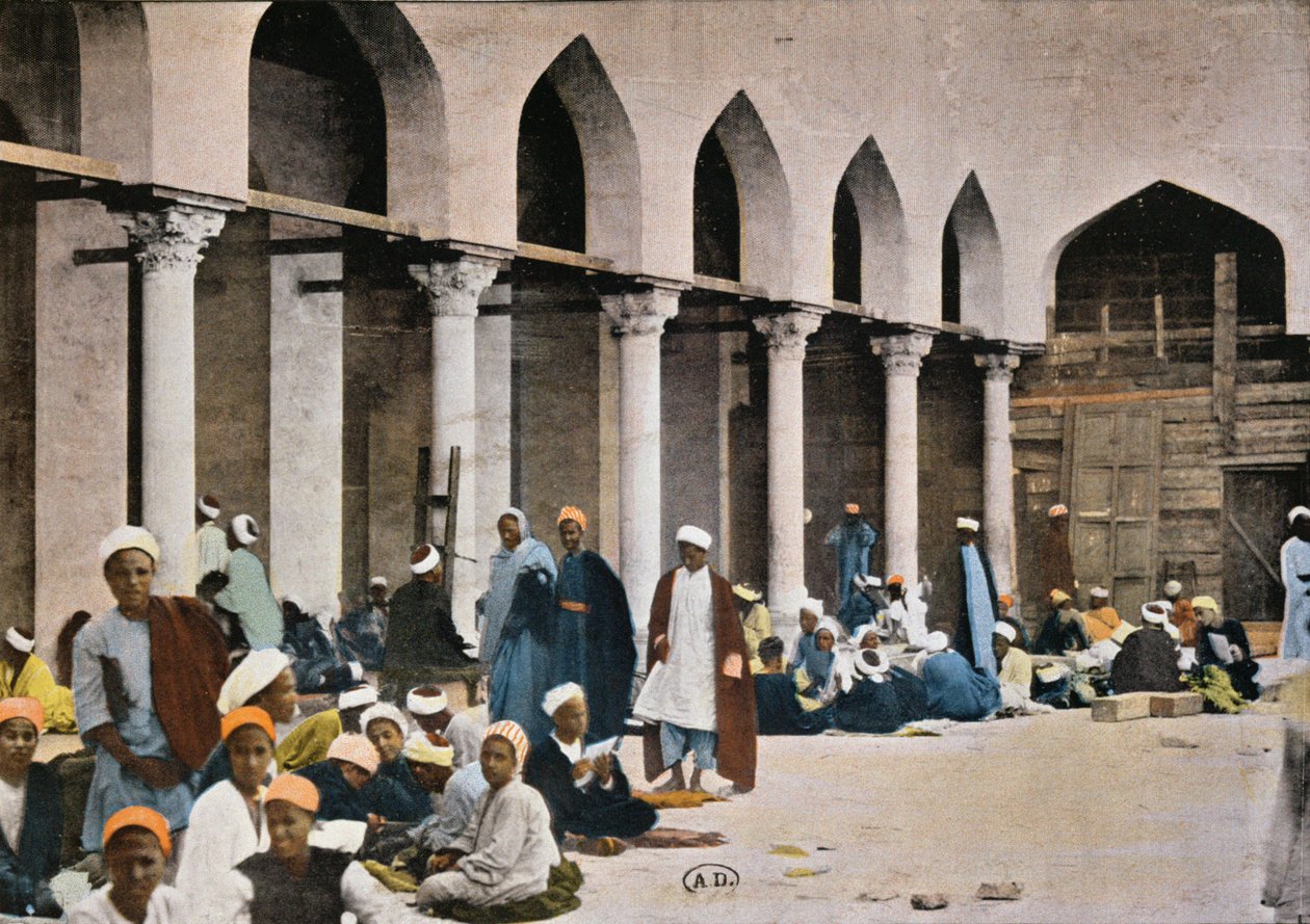 تلاميذ يتلقون تعليمات في فناء المسجد الأزهر في القاهرة ، حوالي 1900 (صورة ملونة) بواسطة مصور فرنسي