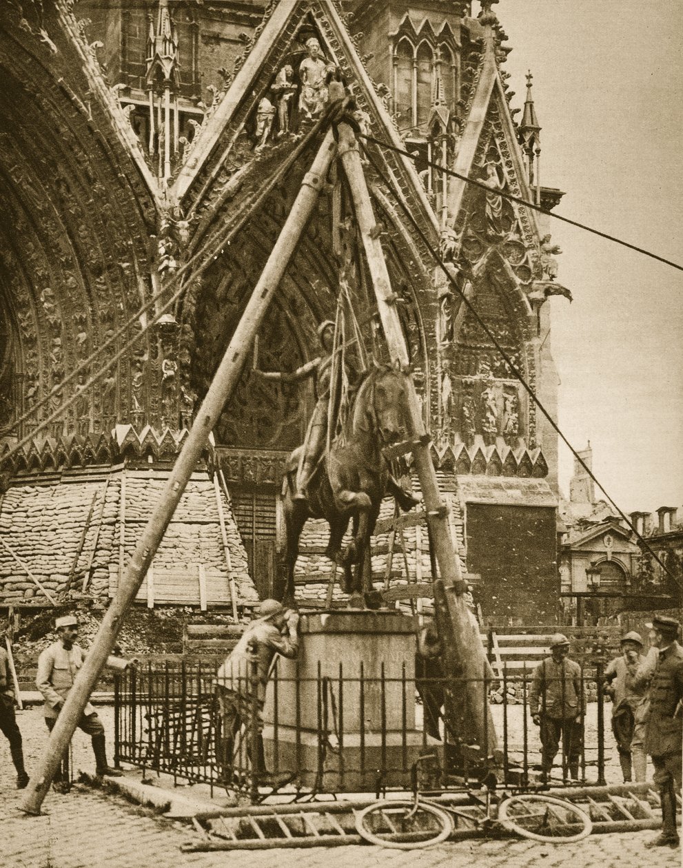 كاتدرائية ريمس ، تأمين تمثال برونزي ، 1914-1919 بواسطة مصور فرنسي