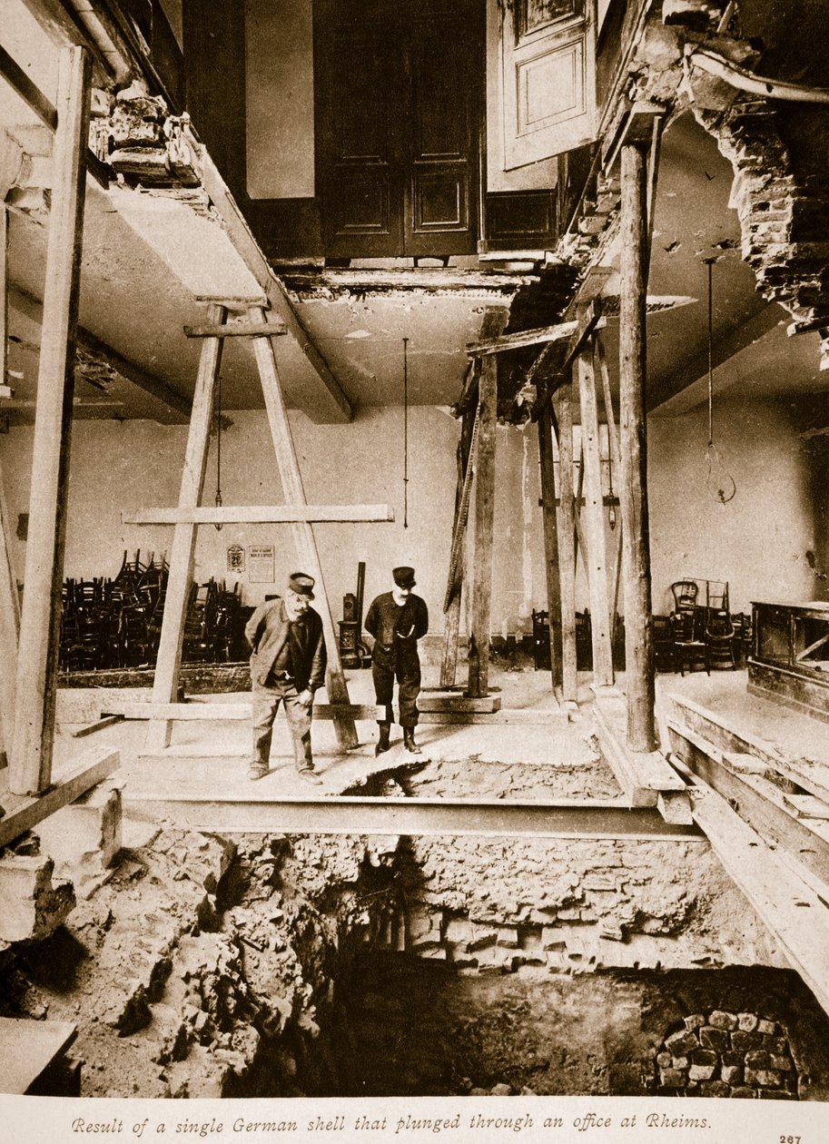 نتيجة قذيفة ألمانية واحدة سقطت من خلال مكتب في ريمس ، 1914-1919 بواسطة مصور فرنسي