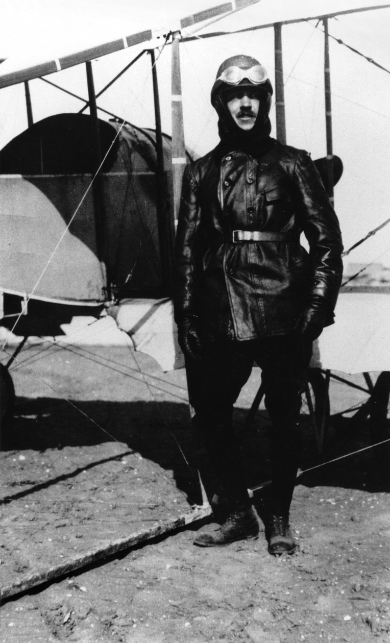 رولان جاروس (1888-1918) واقفا بجانب طائرته ، 1915 بواسطة مصور فرنسي