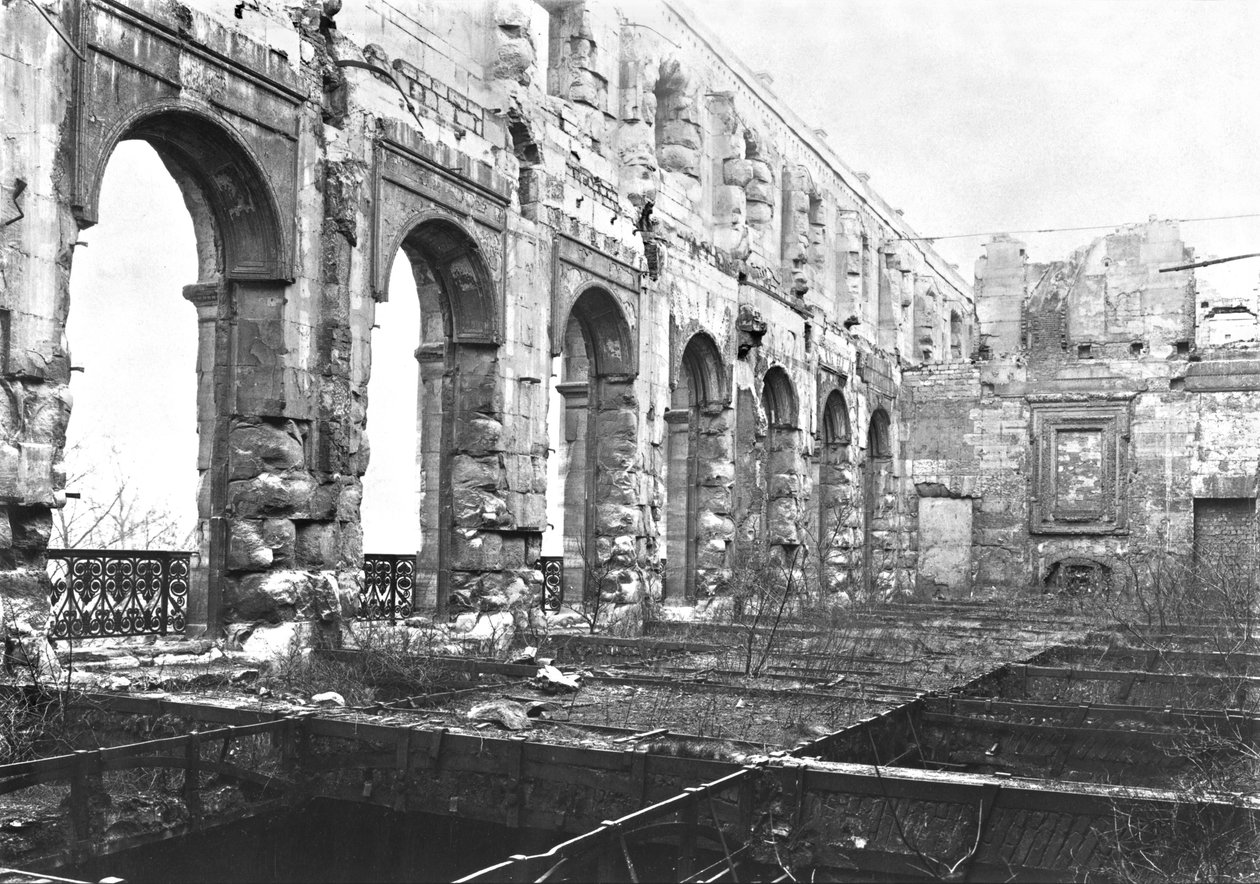 أنقاض محكمة قصر خلال كومونة باريس ، 1871 بواسطة مصور فرنسي
