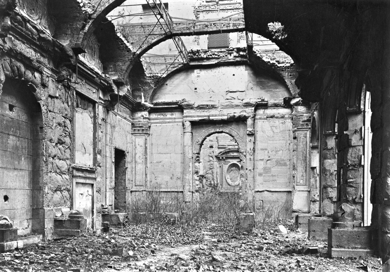 أنقاض محكمة قصر خلال كومونة باريس ، 1871 بواسطة مصور فرنسي