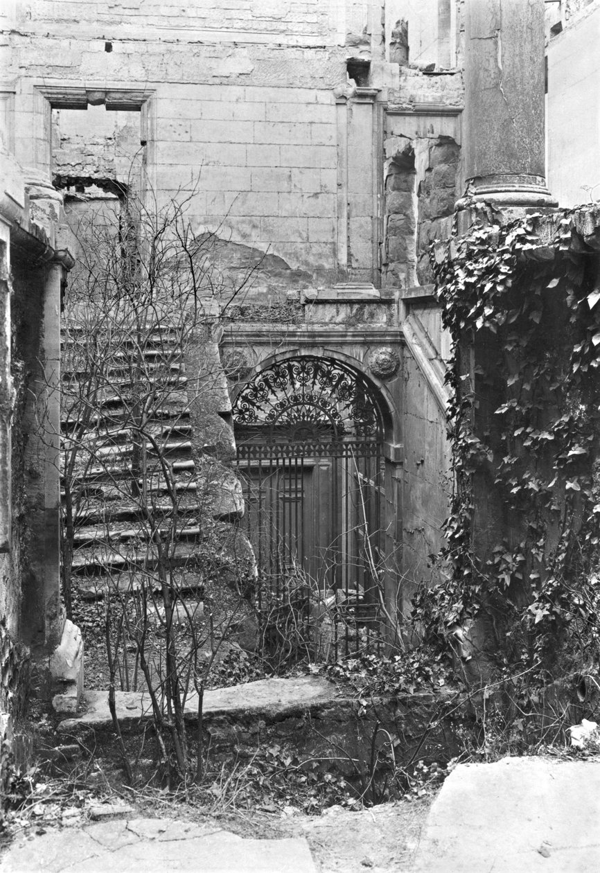 أنقاض محكمة قصر خلال كومونة باريس ، 1871 بواسطة مصور فرنسي