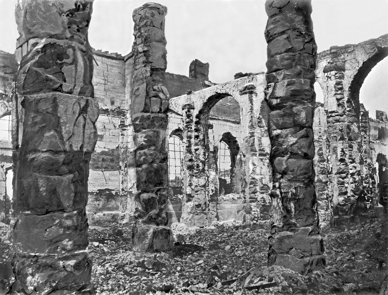 أنقاض المخزن خلال كومونة باريس ، 1871 بواسطة مصور فرنسي