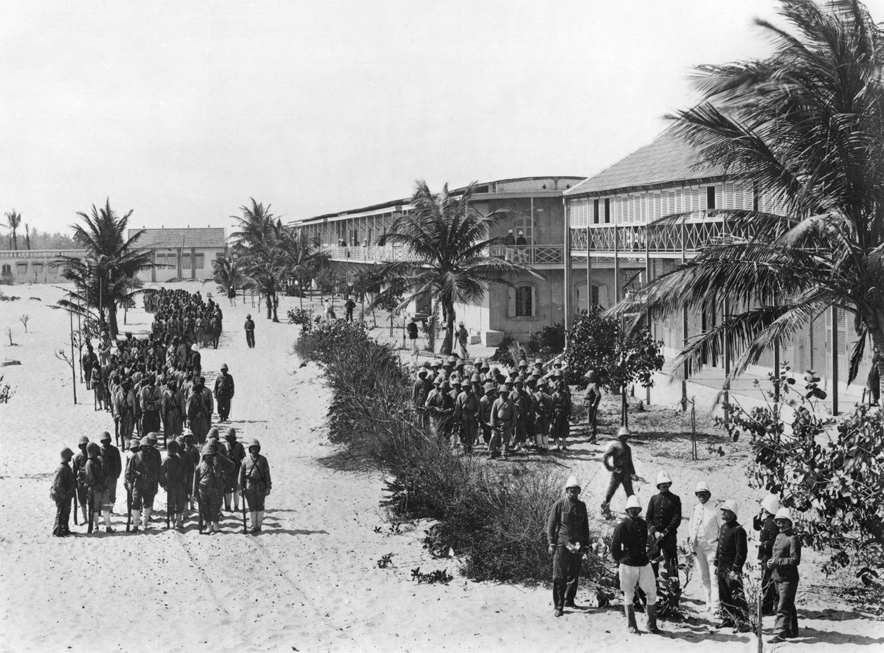 ثكنات الجنود السنغاليين في N&39;Dartout ، c.1900 بواسطة مصور فرنسي